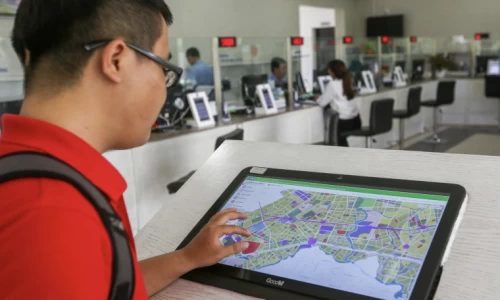 Nữ nhân viên cây xăng thể hiện sức mạnh khiến hai thanh niên...